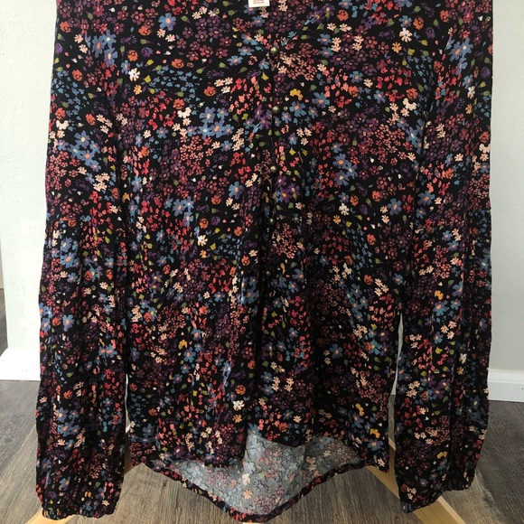 Almost new Mossimo blouse. Size M. $10 - Picture 2 of 3